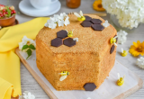 Пирожное Медовик с декором (Кондитер)